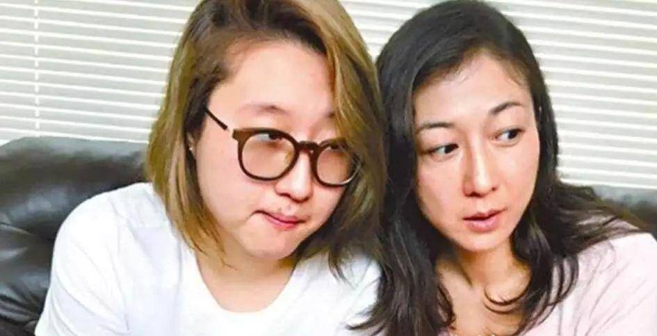 原创小龙女吴卓林近况凄惨带外国妻子街头狂吃三明治住廉价百元房