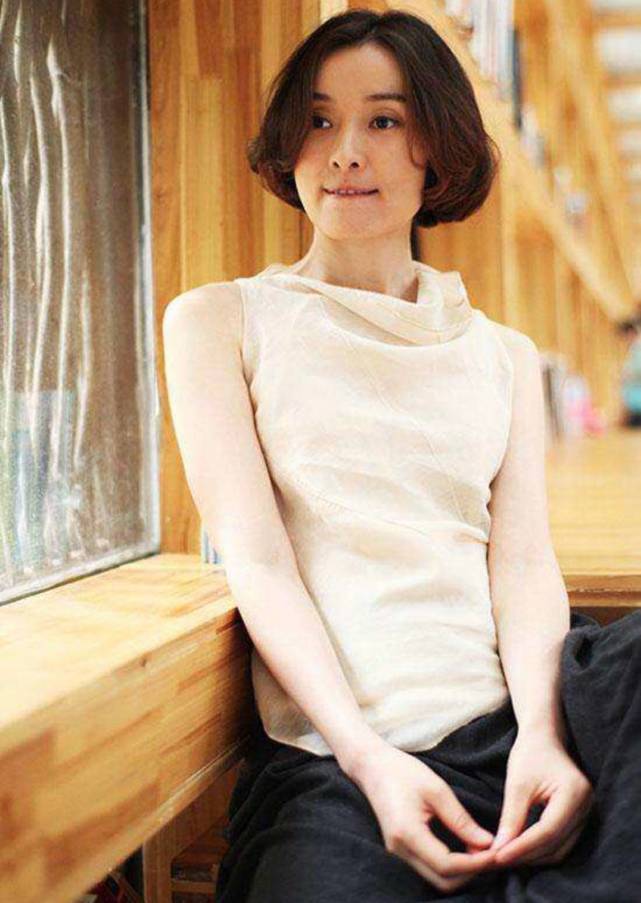 吴越的优雅刻在了骨子里素颜抗打私服好看太适合中年女人借鉴