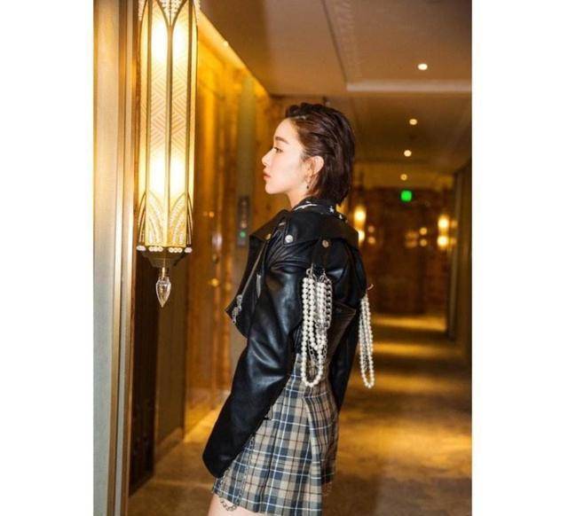 阚清子最新时尚大片,光影下的蓝色美少女,清爽俏皮又有一丝时尚_个性