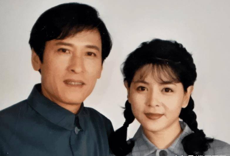 她的丈夫也是一名演员,叫周野芒.