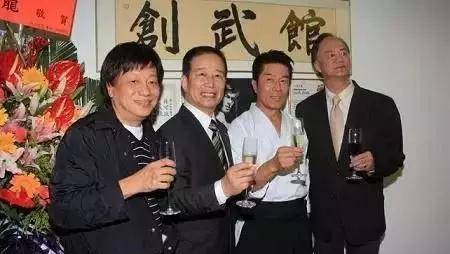 我个人觉得仓田保昭与李小龙的实力相差无几,至少他在成龙之上.