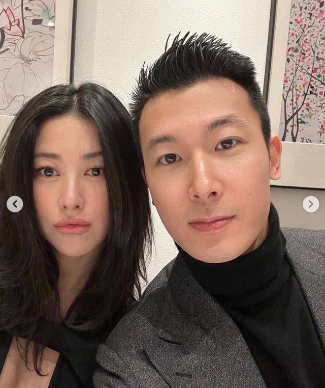 原创朱珠晒合影为丈夫庆祝36岁生日与王昀佳甜蜜依偎互相隔空示爱