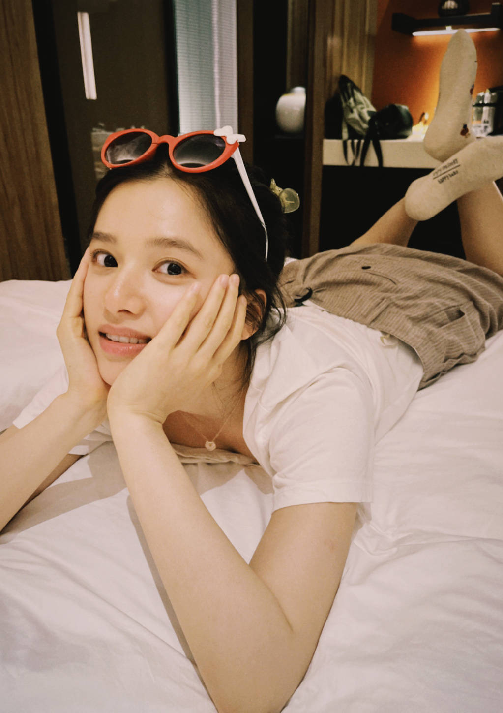 张婧仪戴墨镜卧床拍美照 素颜出镜皮肤光滑状态佳-沐风文化