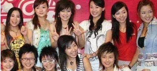 2009年江映蓉参加《快乐女声》,凭借扎实的唱功一举夺得年度总冠军