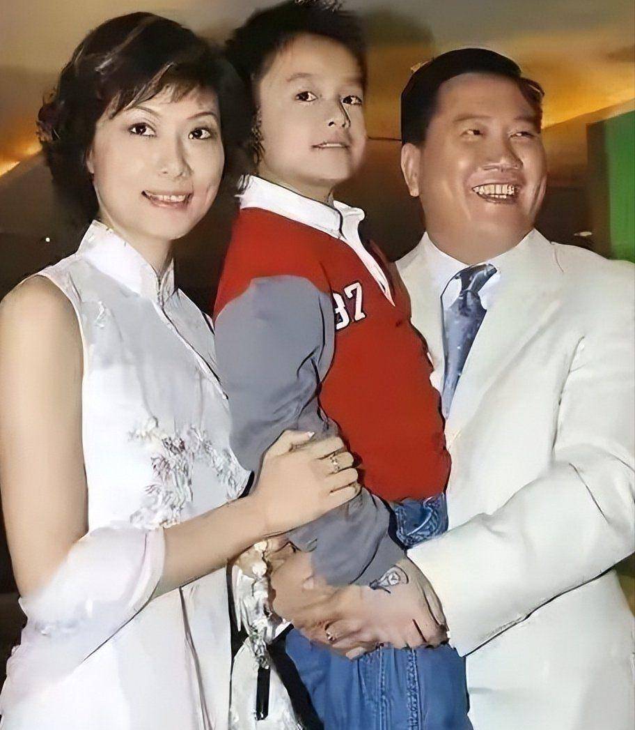 不得不说恬妞美丽得非常好,不仅丝毫不见老态,反而越来越有气质,近几