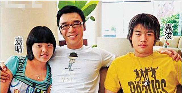 长相与钟镇涛相差甚远,曾称活在痛苦中_钟嘉浚_陈曜旻_带着