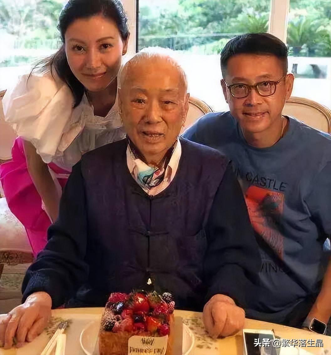 许世勋是许爱周的儿子.因为眼光独到,他继承家业后,一栋栋买下楼房.