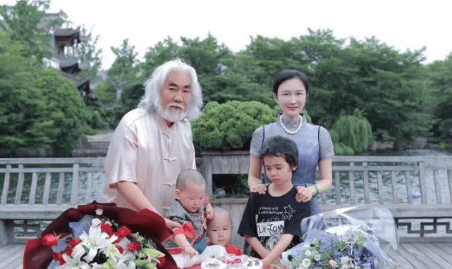 杜星霖亲为张纪中庆生自曝离过婚谈先生前妻樊馨蔓讽刺其愚蠢