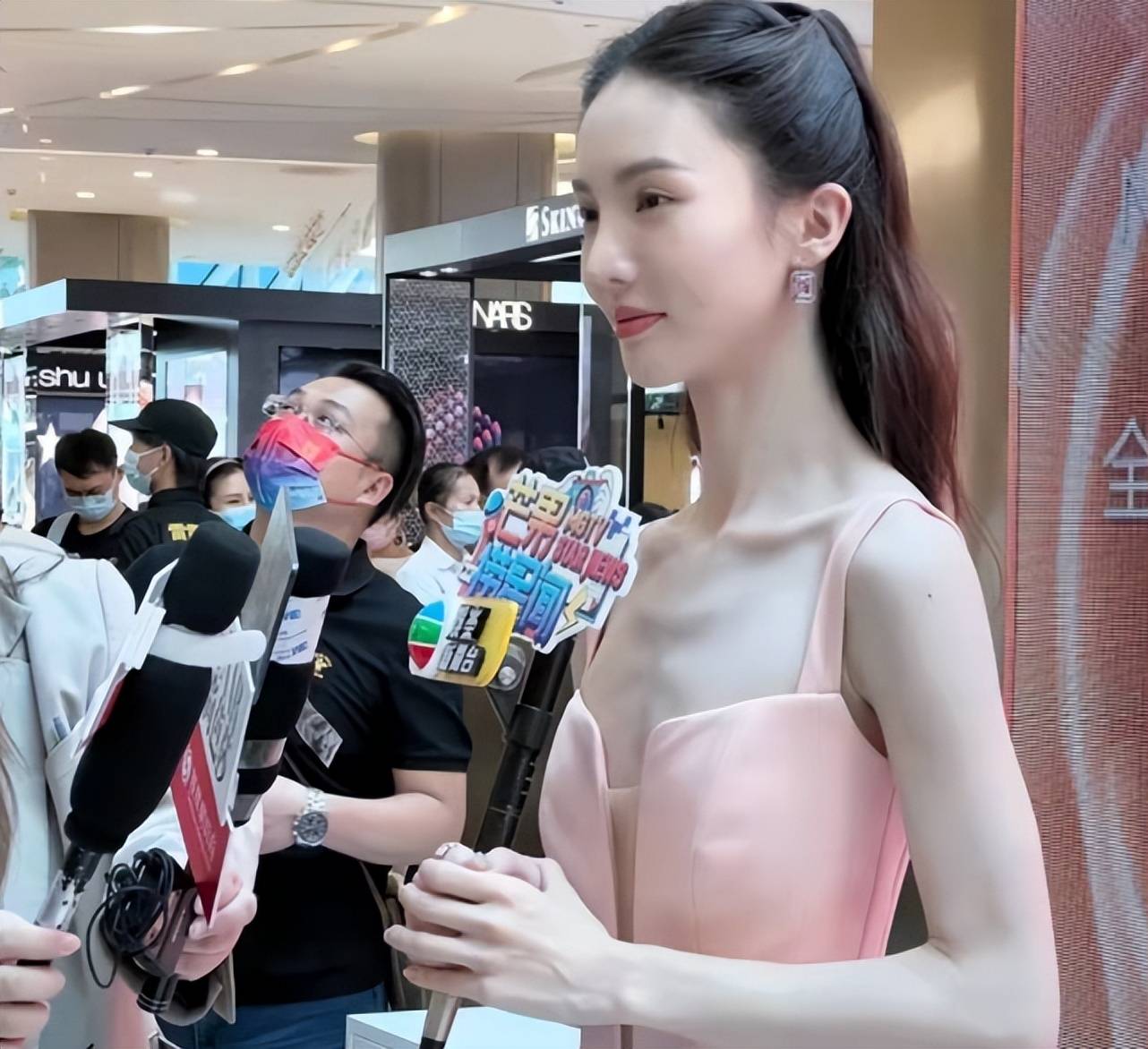 金晨近照曝光又瘦了网友直呼瘦成皮包骨没有美感她自信回应