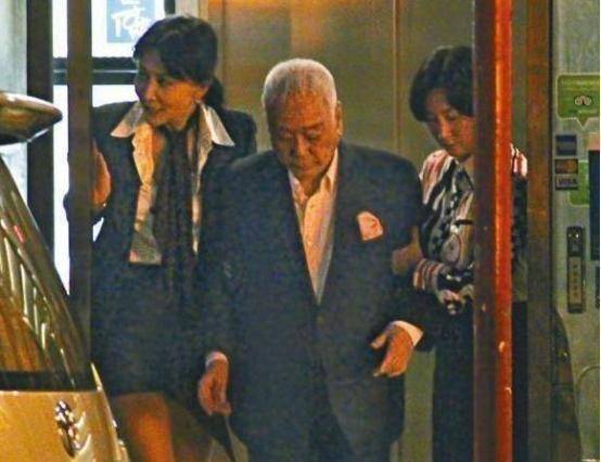 许晋亨母亲简剑勋被老公宠一生坦言更想刘嘉玲何超琼做儿媳