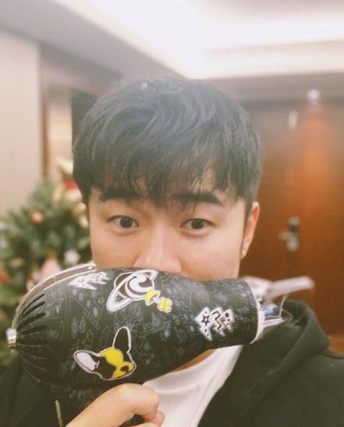 可是对于这个造型,陈赫显然是非常喜欢了,好几次活