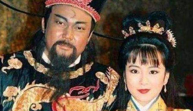 包拯的第一位妻子是明媒正娶,可惜的是,这段婚姻并不长久,妻子病逝得