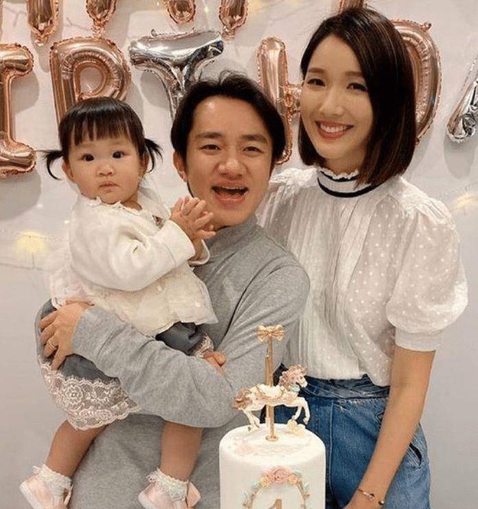 王祖蓝女儿"发财鼻"跟爸爸一模一样,李亚男:希望长大不怪我们_照片