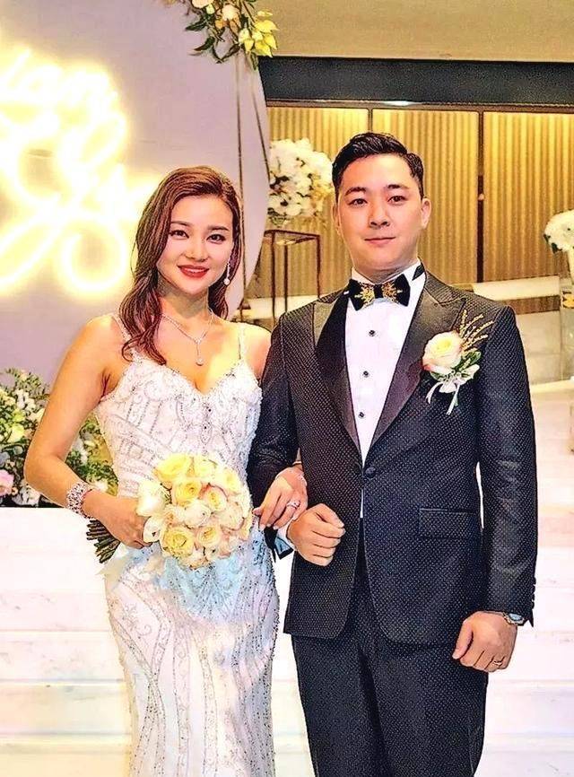 她与富豪老公何骏杰17年在巴厘岛喜结连理,然而从相识到相恋仅两年的