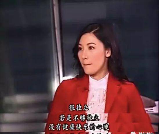据说当年她的钻戒价值5000万,比刘嘉玲嫁梁朝伟时戴