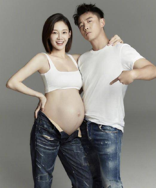苗苗首晒全家福与郑恺带孩子出门放风女儿正脸照首度曝光
