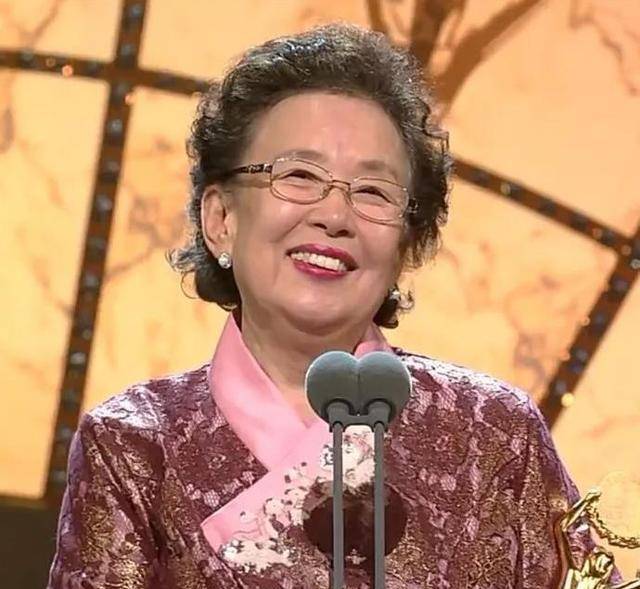在颁奖典礼上,罗文姬特意感谢了她的老公.