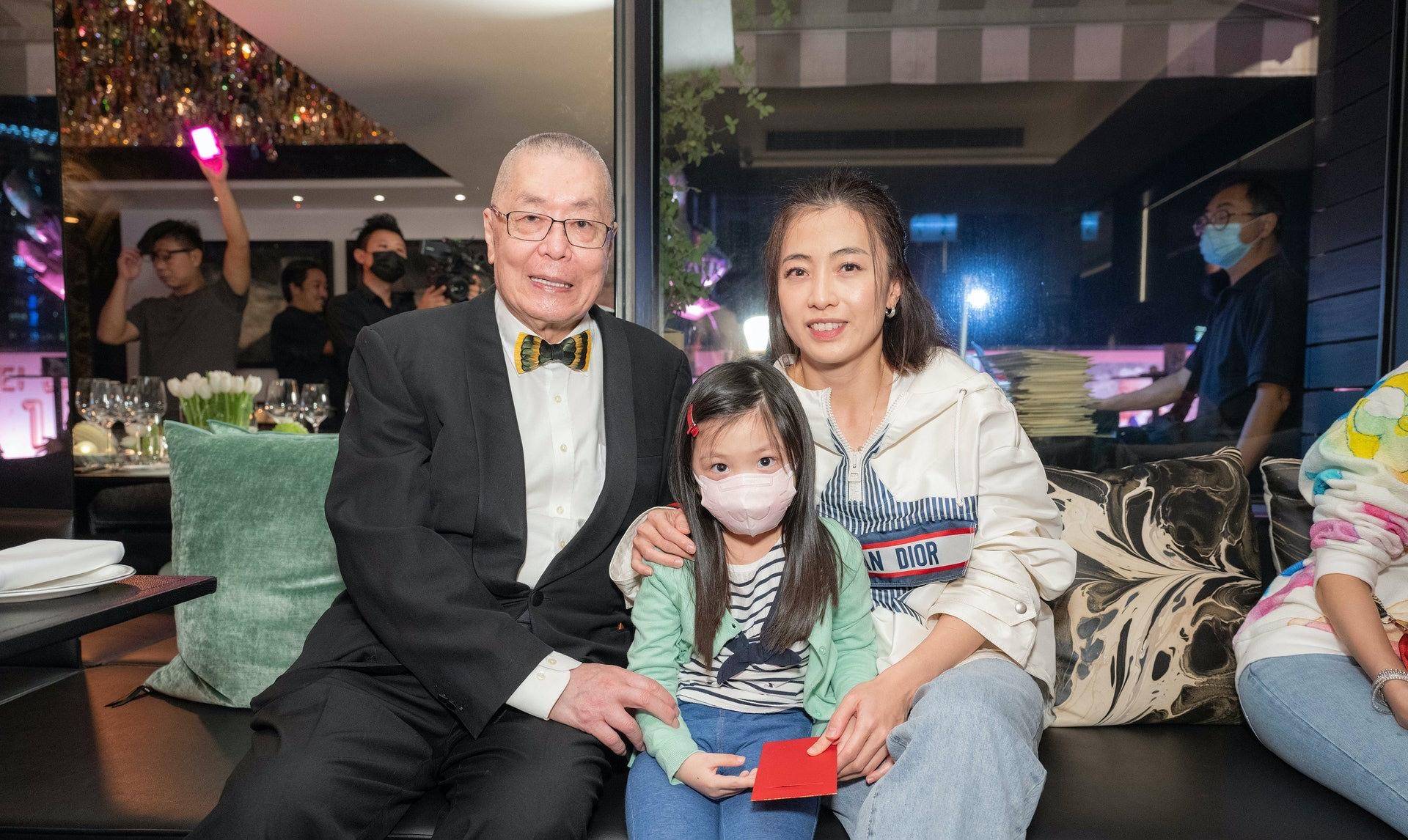 82岁刘诗昆为一岁女儿庆生宴会设巨型全家福甘比带小女儿出席