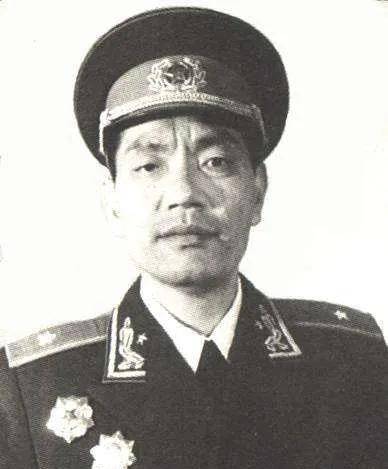 1958年,吴克华听闻梁海波遗孀家庭困难,心情沉重道