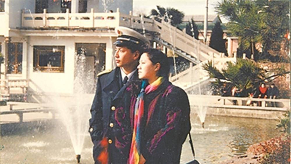 2001年,王伟以身殉国,妻子21年不改嫁,如今儿子成为海军军官_阮国琴