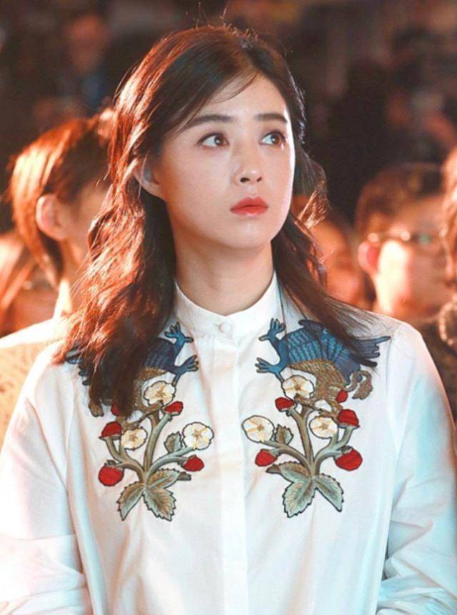 原创蒋欣瘦出新高度穿衬衫减龄又利落在生图镜头下也很美