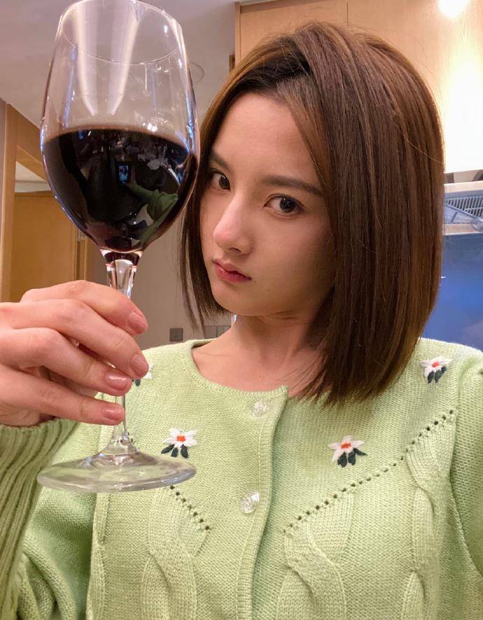宋祖儿发醉酒照解释传闻,网友的注意力却都在脸上