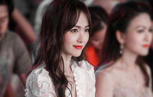 讲真的,唐嫣出道这么久以来,明明长着一张御姐脸,却演了太多次的傻白
