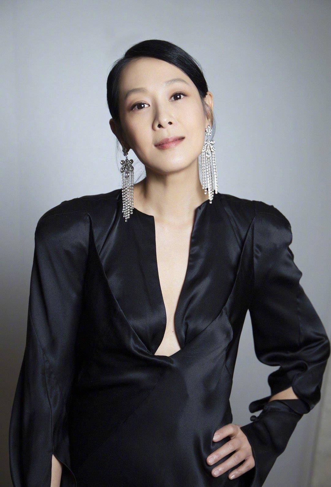 51岁刘若英颜值身材一直在线,穿黑色连衣裙女人味十足,优雅至极_时尚