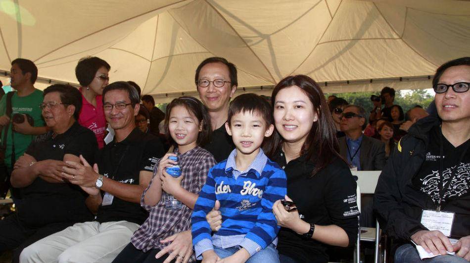 香港"财神爷":娶小26岁跳水皇后伏明霞,与两任妻子闺蜜传绯闻_梁锦松