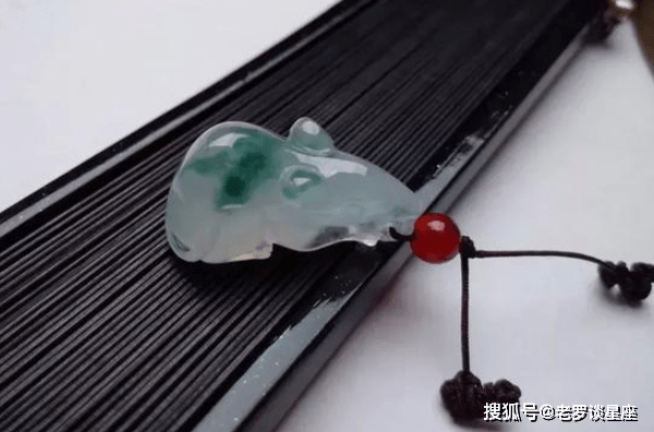 不同的生肖之人,佩戴不同图案饰品,寄望于招财转运,这是中国传统习俗.