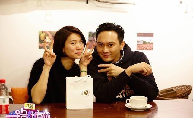 原创袁咏仪张智霖出席阿娇婚礼波浪卷长发与烈火红唇美风采依旧