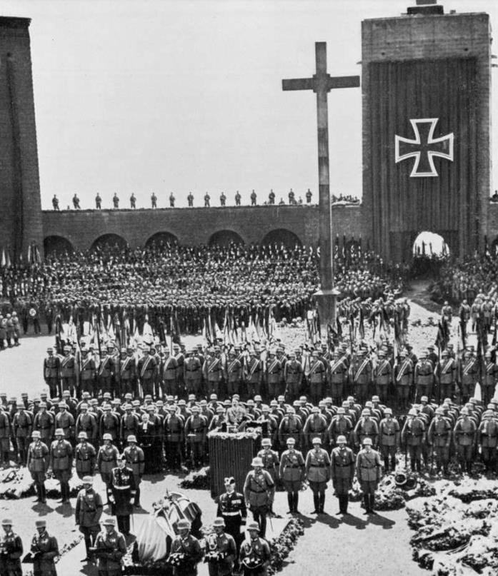 上图:1934年9月,纳粹党在纽伦堡进行代表大会及大阅兵,众多德军官兵在