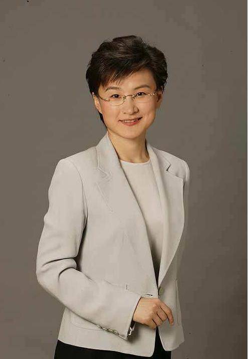 董倩近照她和老公同为电视新闻主持人两人有太多相似之处
