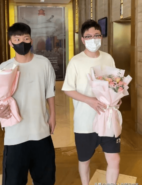 德云社刘筱亭沈阳开专场,抱着鲜花走出酒店,二哥真是