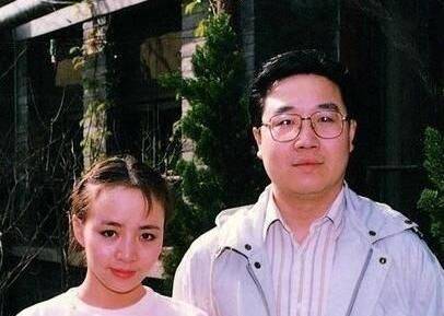 他的父亲叫英若诚,是著名的翻译家,毕业于清华大学,声名远播.