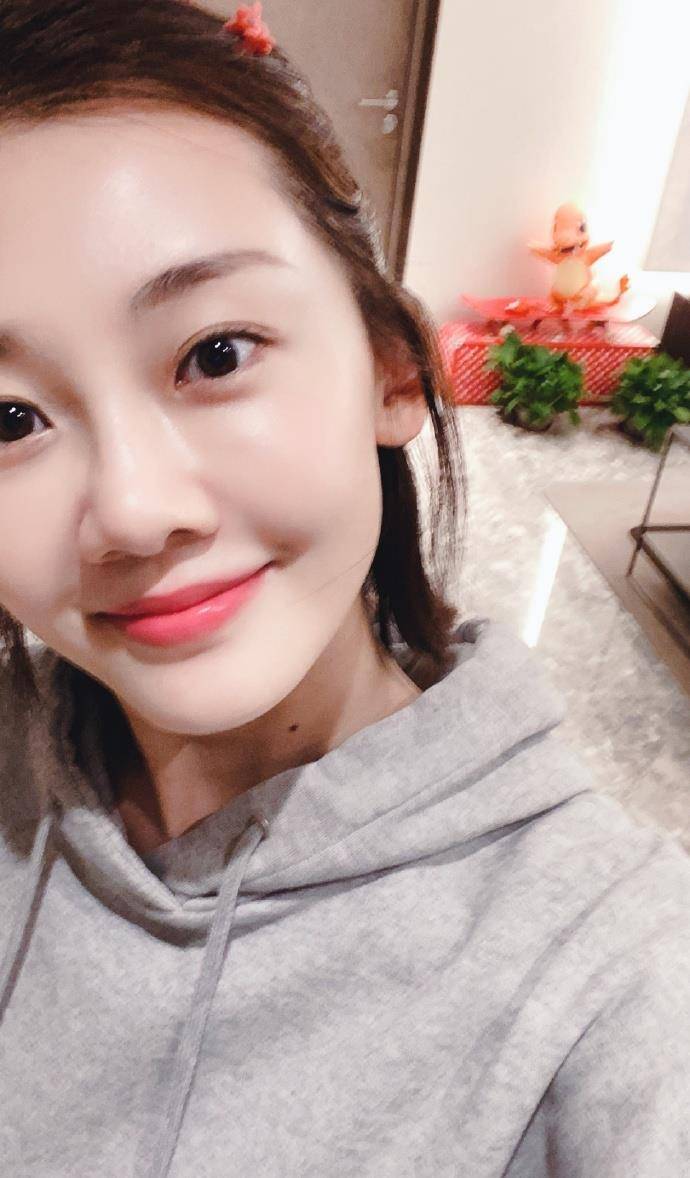 其实她就是冯小刚执导的青春文艺电影《芳华》的主演何小萍的何苗苗
