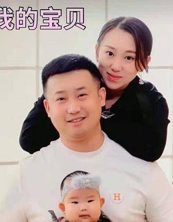 原创丫蛋与二婚老公罕见同框亲密依偎满脸笑小鹏飞怀抱女儿太温馨