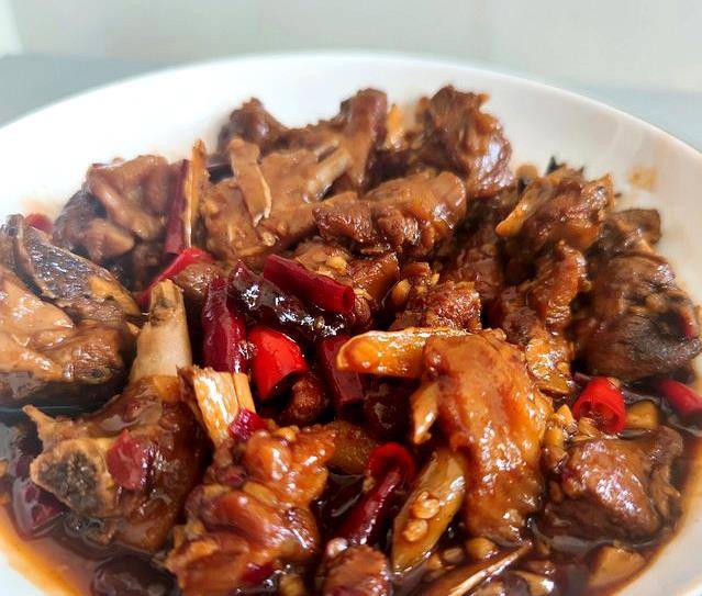 用料鸭小半边蒜4瓣姜6片干辣椒10个小米椒5个八角2个豆瓣酱1勺料酒