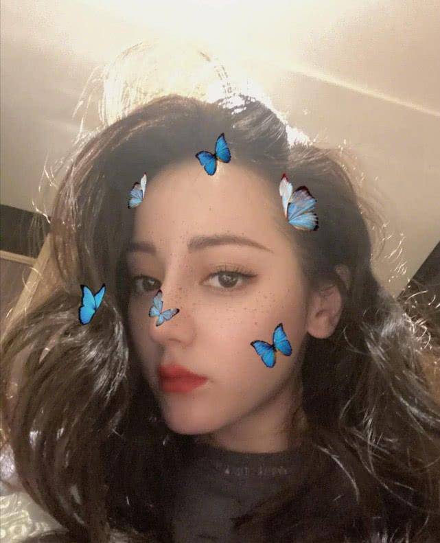 第一个滤镜是这段时间很火的"蝴蝶雀斑妆"滤镜,迪丽热巴身穿一套简约
