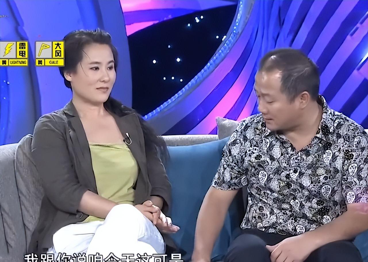 "谢广坤"的前妻也是,当时他还不是地中海,妻子坐在沙发上,以压倒性的