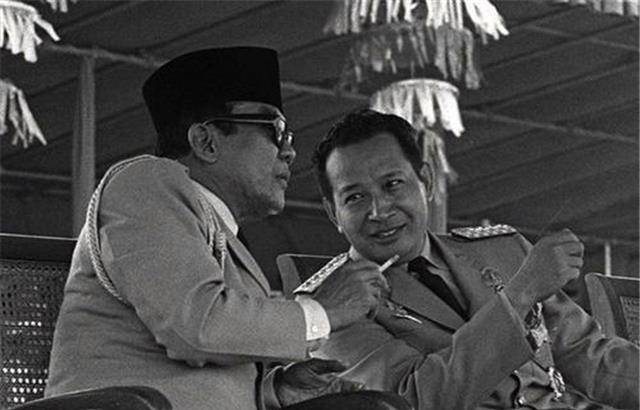 从1965年到1998年:印尼两次屠杀华人背后的政治内幕_苏加诺_荷兰_共和
