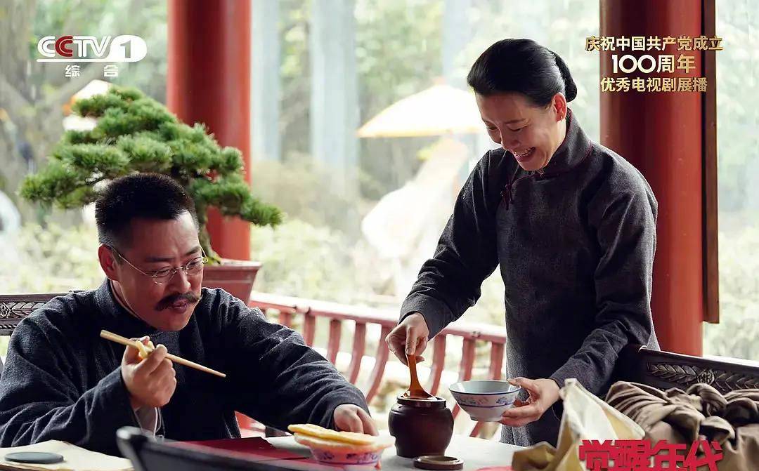 在《觉醒年代》中,她是李大钊的妻子赵纫兰,一位伟大,坚韧的女性,替