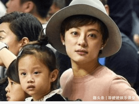 孙俪陪女儿参加比赛,独自抱女儿拎包不见邓超,罕见女儿出镜_孩子_妹妹
