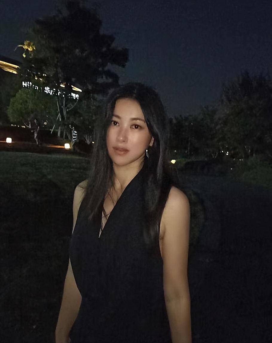 朱珠携女儿度假,亲自刮果泥喂宝宝,王珠宝眼睛黑亮长相随爸_朱朱_丈夫