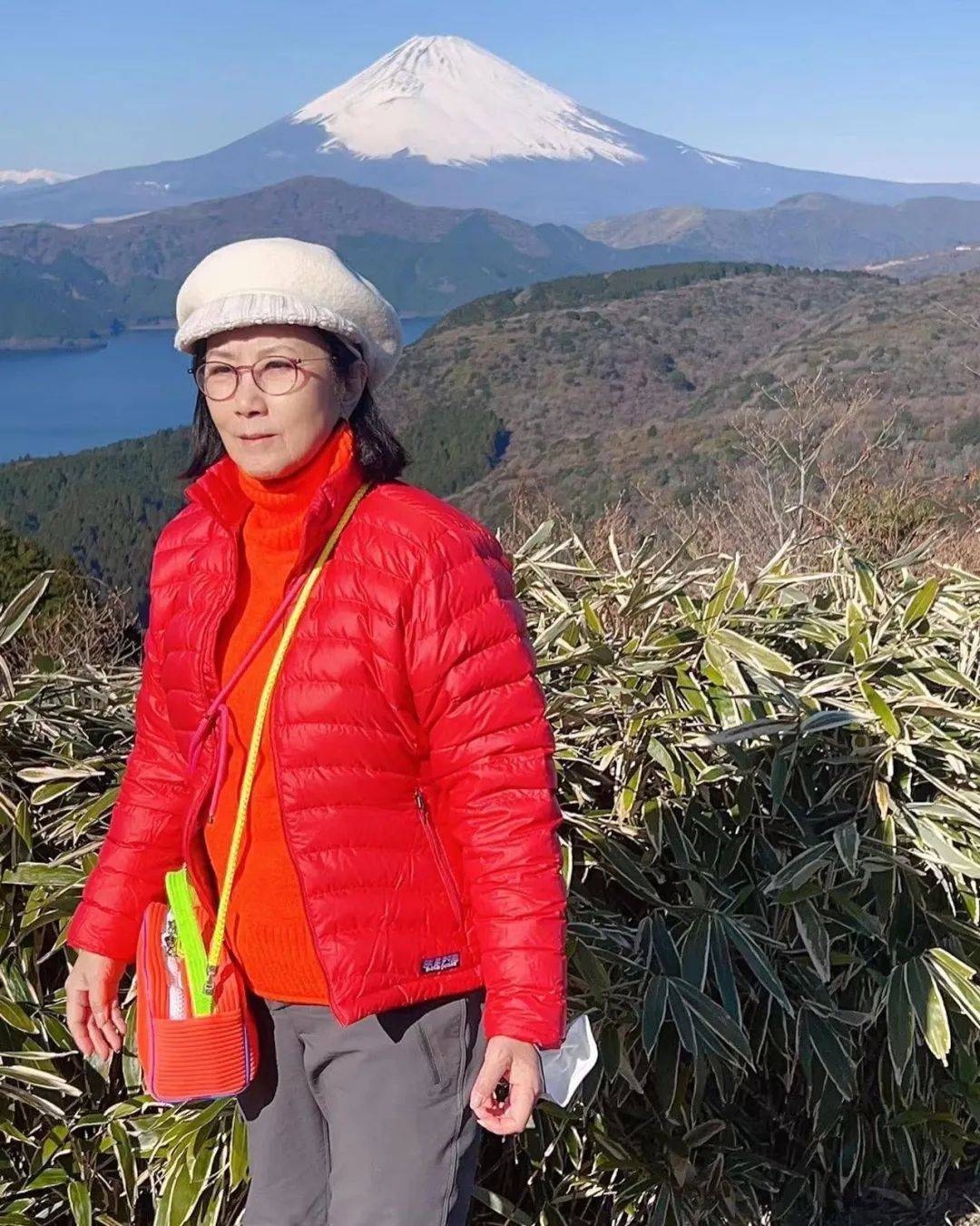 汪明荃与罗家英再游日本，穿情侣拆打卡富士山，庆贺成婚13周年