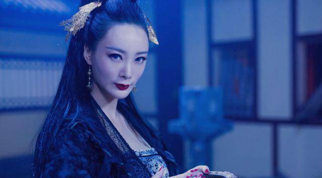 她是《一路向西》最美女主，被男友骗去拍片，一炮而红后却只能拍网大