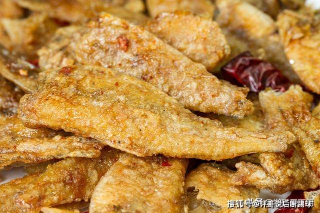 原创炸鱼时，第1步下油锅就错了，牢记5个诀窍，鱼不粘锅不破皮