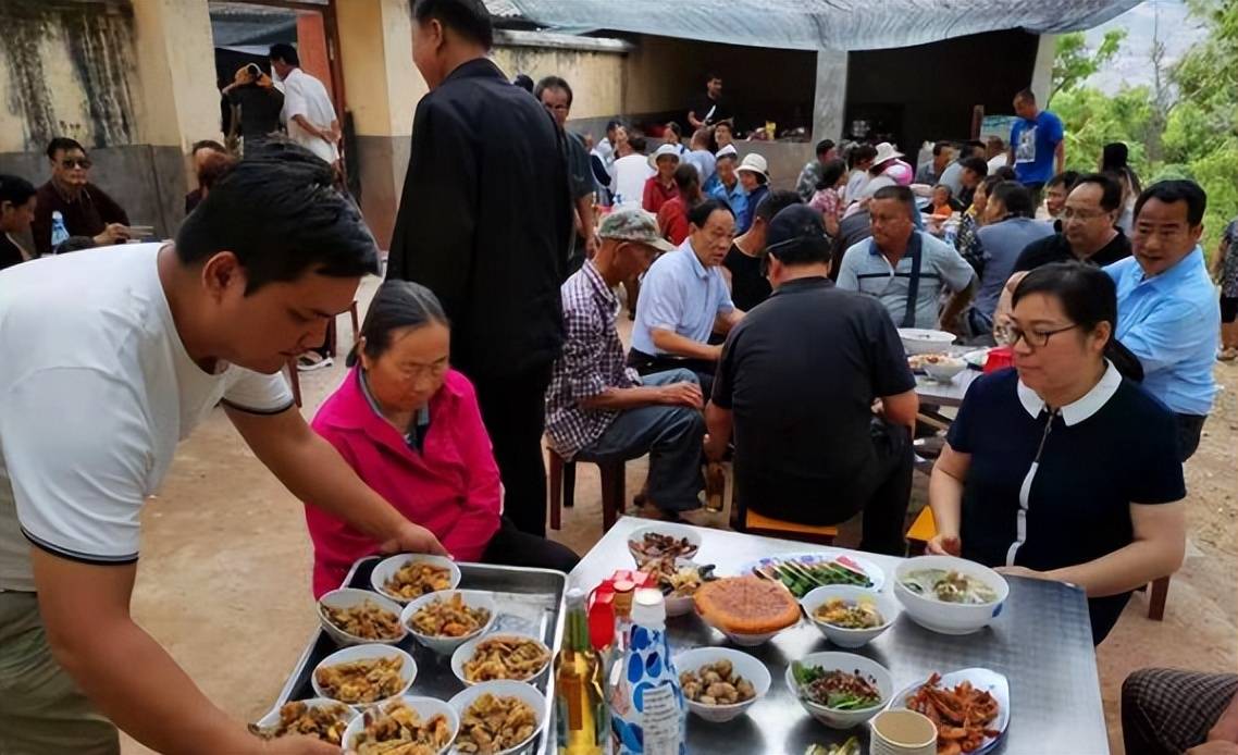 广东农村流水席有多豪横？北京人吃完后，直言道：不想走了