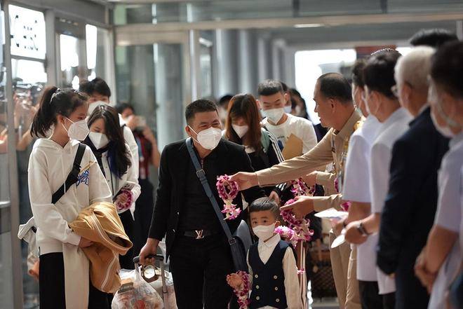 “韩国把财神爷往外推”！中国旅客在泰国像明星，在韩国却像功犯