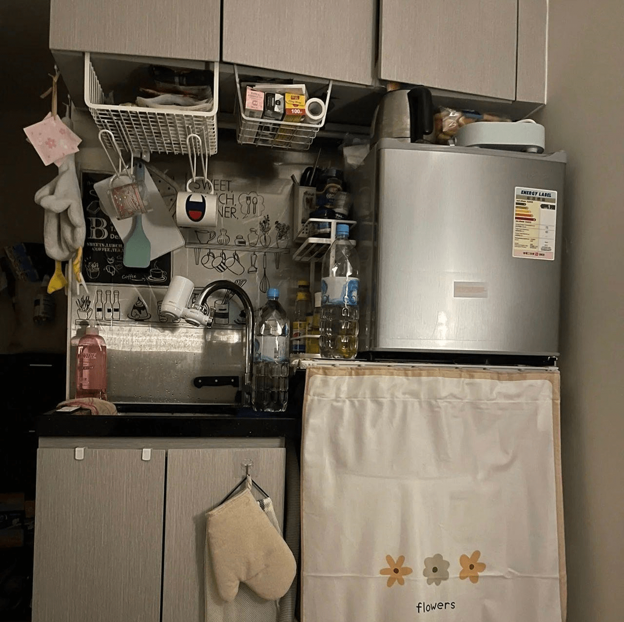 24岁香港姑娘住进8㎡劏房,没想到,巴掌大的空间却有“厨卫卧” 24岁香港姑娘住进8㎡劏房,没想到,巴掌大的空间却有“厨卫卧”